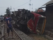Mesin Mati, Bus Agra Mas Disambar Kereta di Gorowong