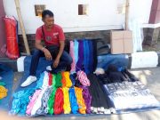 Pedagang Atribut PKKMB Mulai Ramaikan Area Kampus