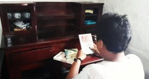 Redaksi sedang duduk di meja tulis warisan Chairil Anwar