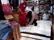 Ibu Kapolsek Telagasari Belikan Baju Seragam Sekolah untuk Anak Piatu