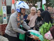 Kapolres Karawang Bagikan Sembako Bagi Warga Kurang Mampu