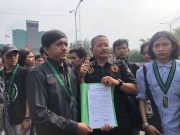 Tolak Wacana Kenaikan BBM, Puluhan Kader HMI Karawang Geruduk Kantor Bupati