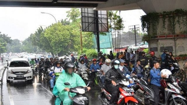 Polisi-berhak-tilang-pengendara-yang-berteduh-sembarangan-750x422