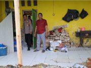 Kapolsek Telagasari Berikan Bantuan Semen untuk Korban Angin Puting Beliung