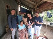 Yayasan Rolas Sitinjak Bagikan Kursi Roda untuk Para Warga Lumpuh di Cikampek