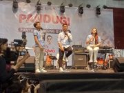 Cawapres Gibran Sapa Ribuan Anak Muda di GOR Panatayuda Karawang