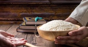 Membayar zakat fitrah