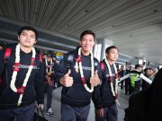 Suporter Sambut Meriah Kedatangan Tim U-23 Indonesia di Bandara Soeta