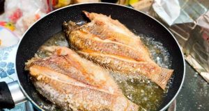 Minyak goreng bau Amis