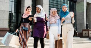 Melarang penggunaan hijab