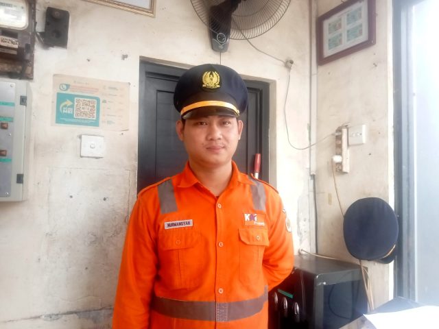 Petugas palang pintu kereta api