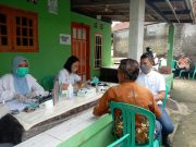 Pemeriksaan Kesehatan dan Disinfeksi Sampah, RS Bayukarta & Hermina Gelar Baksos di Karangligar RS Hermina