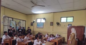 Film Pelangi di Tengah Hujan