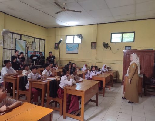 Film Pelangi di Tengah Hujan