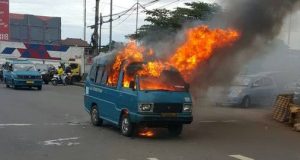Kebakaran angkot di bogor