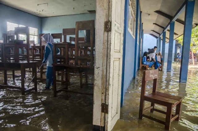 Sekolah banjir di karawang