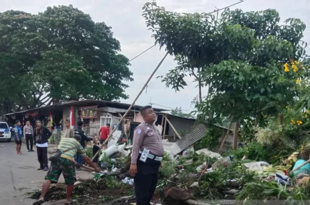 Kecelakaan truk Fuso di karawang