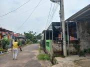 Tiang listrik di tanah warga