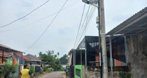 Tiang listrik di tanah warga