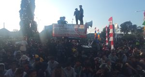 Remaja demonstrasi karawang