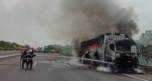 Truk Wingbox terbakar