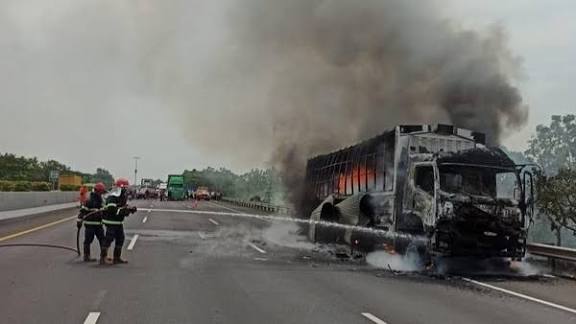 images - 2025-09-17T153206.972 Truk Wingbox terbakar