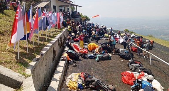 suasana-take-off-atlet-paralayang-di-batudua-gunung-lingga-kecamatan-cisitu-sumedang-1758528074636_169 Paralayang internasional sumedang