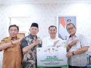Karawang menyerahkan bantuan AC