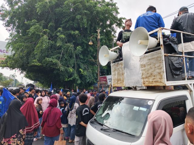Ratusan warga Dusun Cijengkol