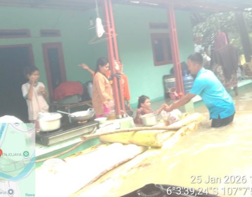 KNPI Pakisjaya Salurkan Bantuan Logistik untuk Korban Banjir di Desa Telukbuyung