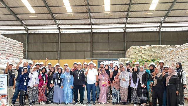 Siswa di gudang bulog karawang